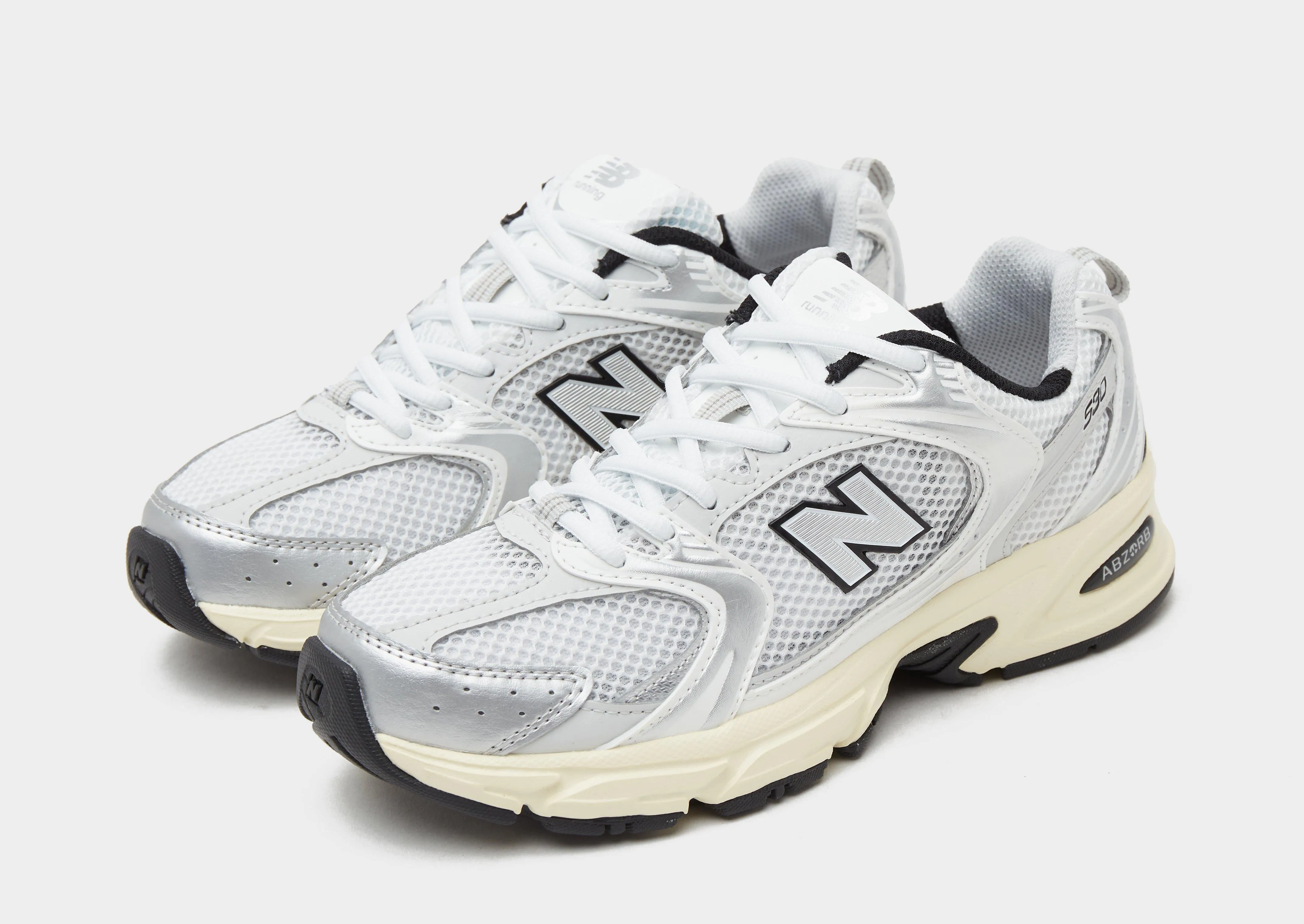 running in a steppe area shoes Zip Up 530