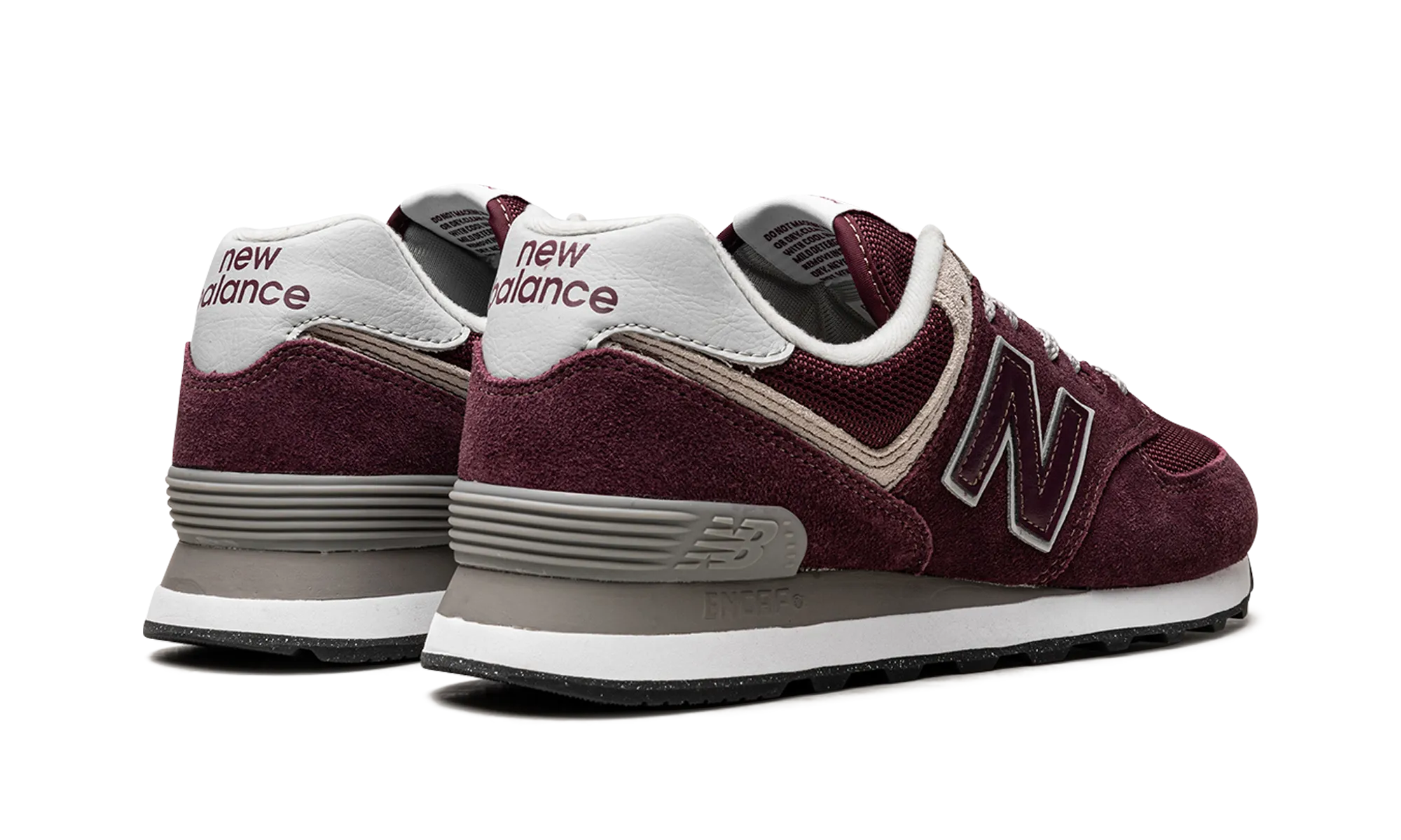 574 "Burgundy" running in a floating bridge area shoes Fitness - focused