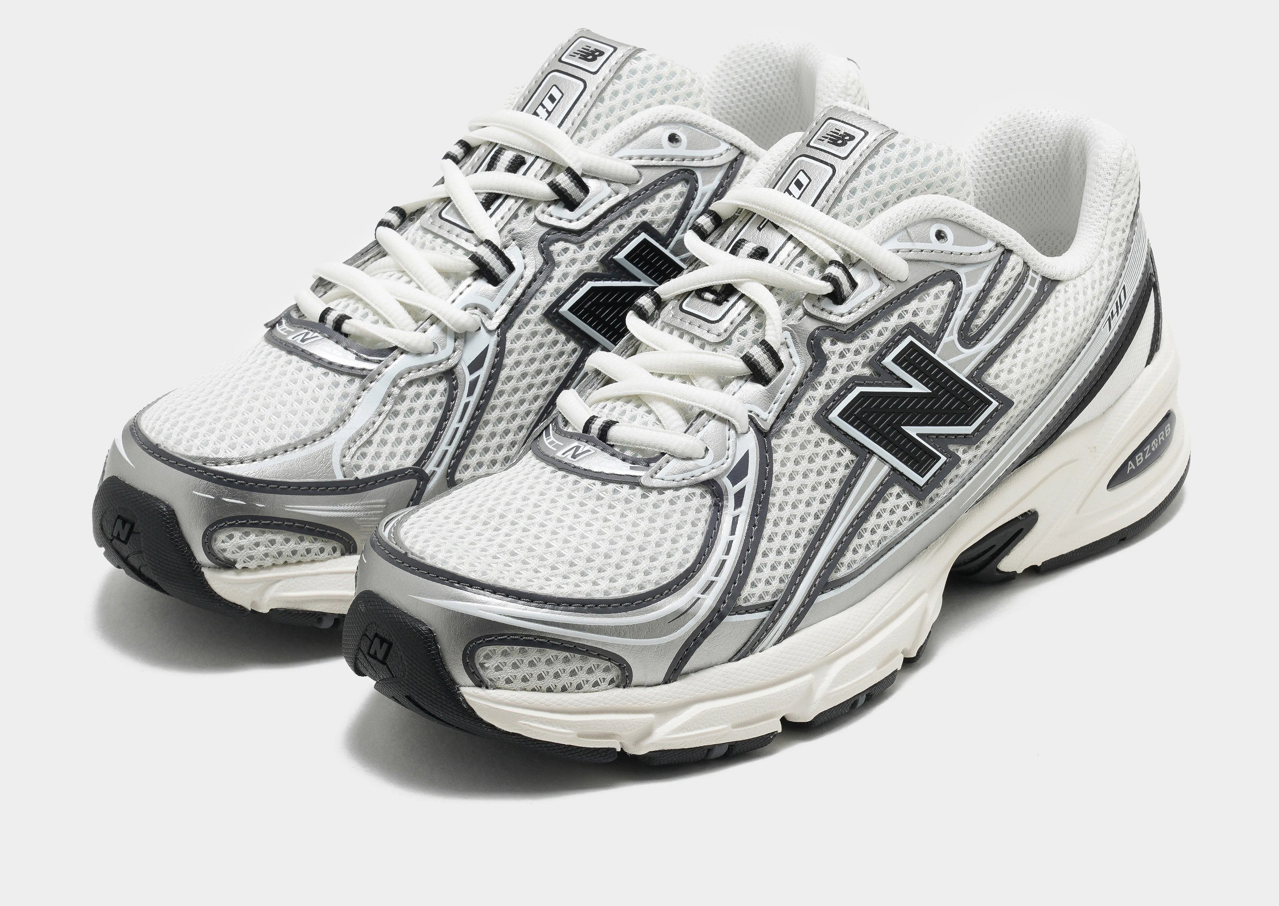 running in straight tracks shoes 740 Women's