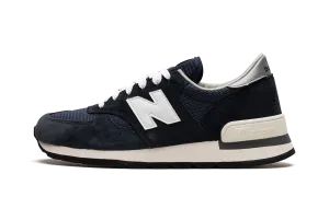 990 v1 "Navy / White" solo running Recovery Walk
