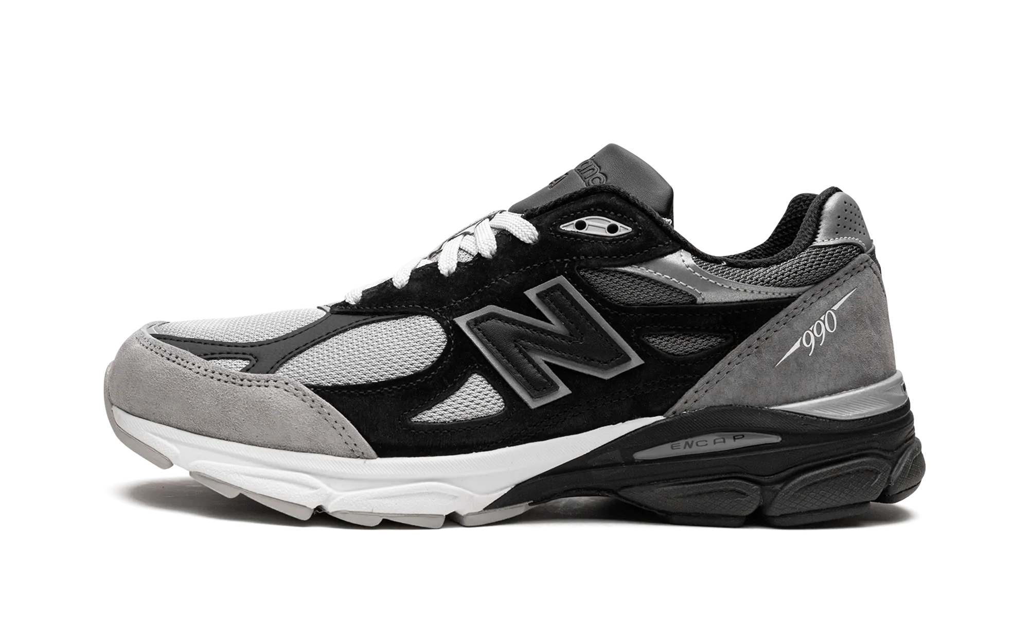 990v3 "DTLR Greyscale" running in a dune area shoes