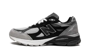990v3 "DTLR Greyscale" running in a dune area shoes