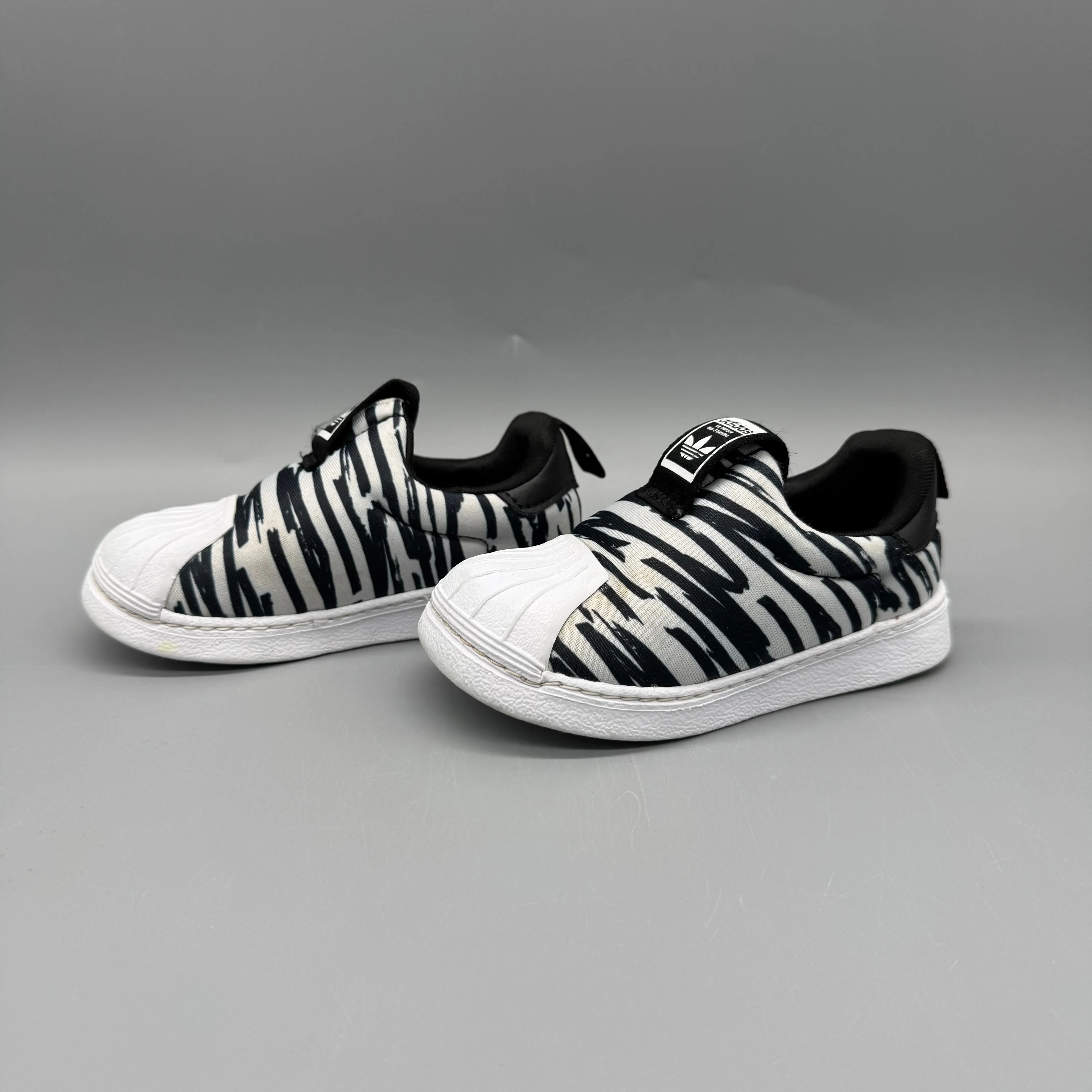 Adidas / Running Shoes / US6 Travel Wear