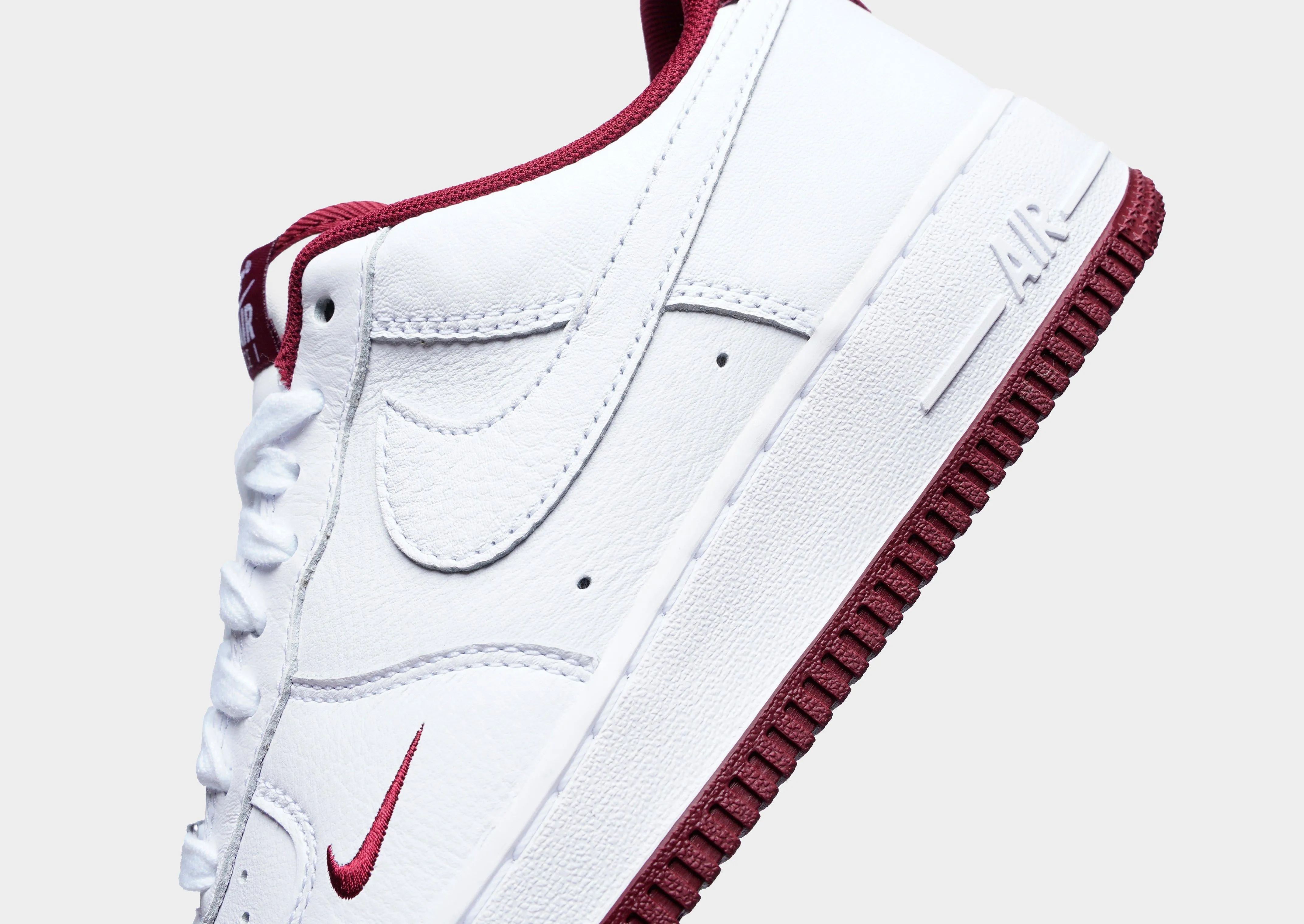 Air Force 1 '07 LV8 Pro Traction Fit