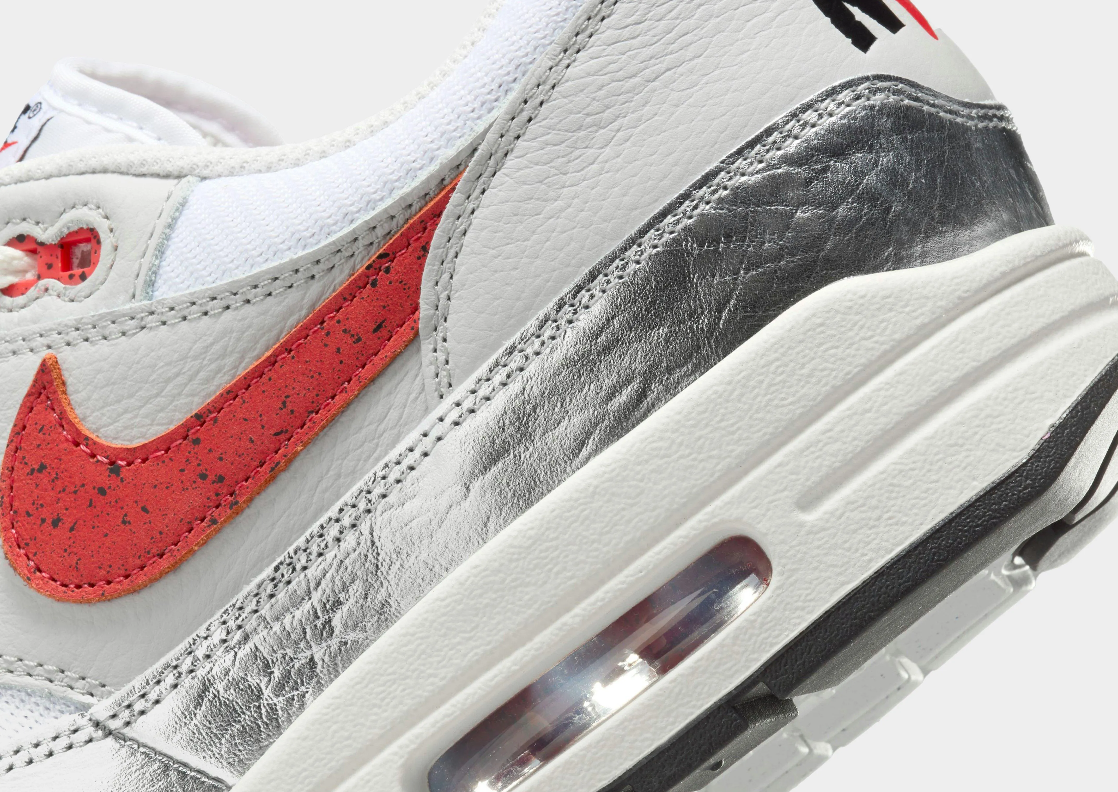 Posture elegant shoe charm Air Max 1 Premium
