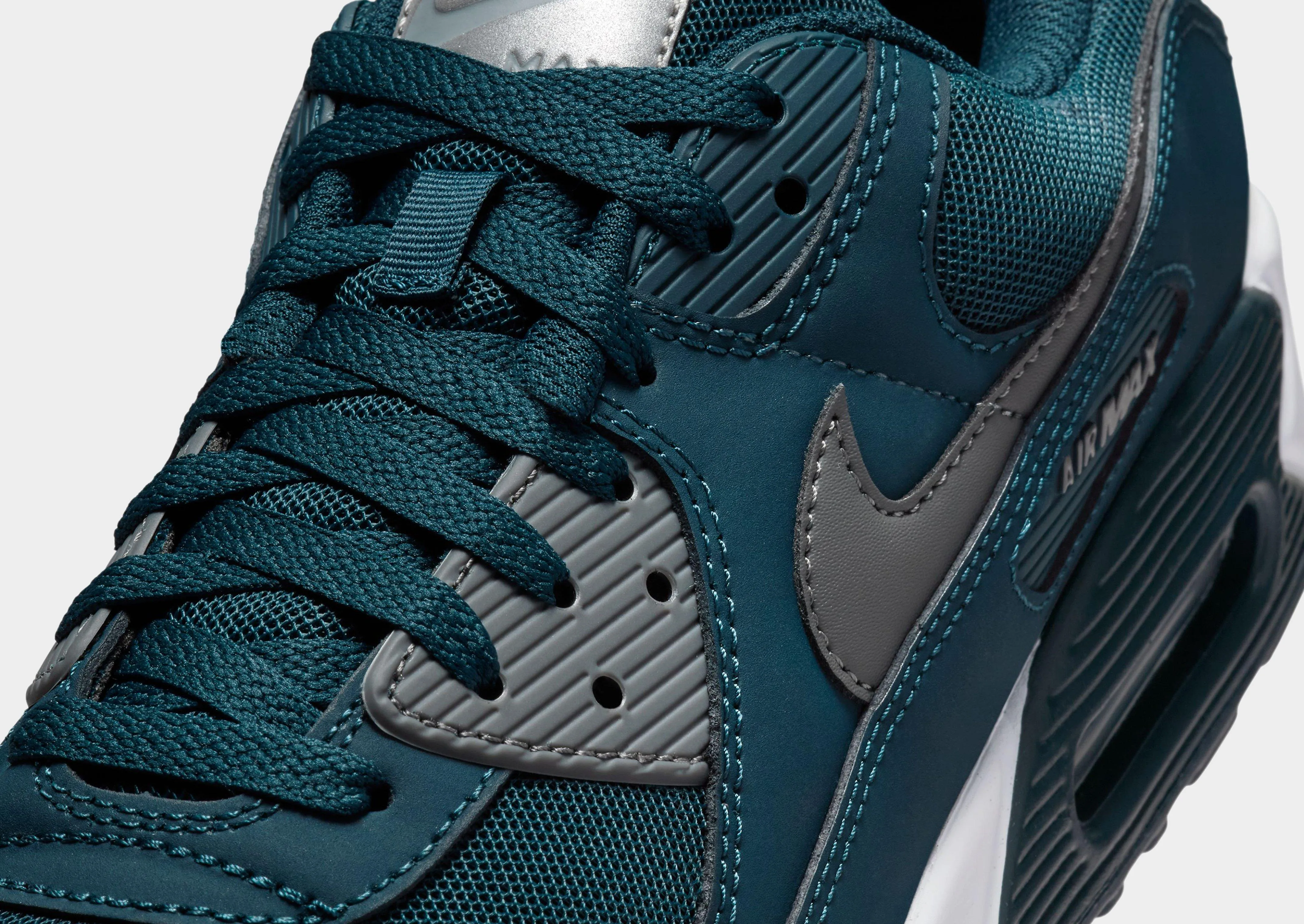 running with a foam midsole Air Max 90