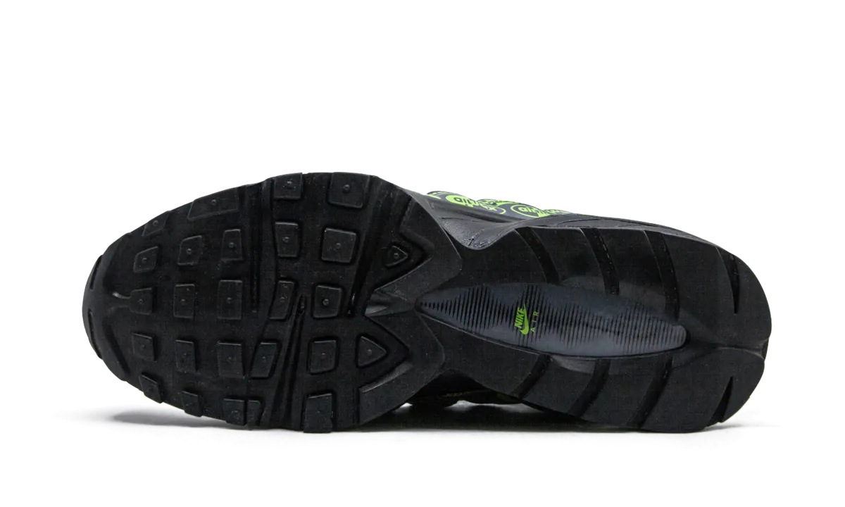 Air Max 95 SE (GS) running in different terrains
