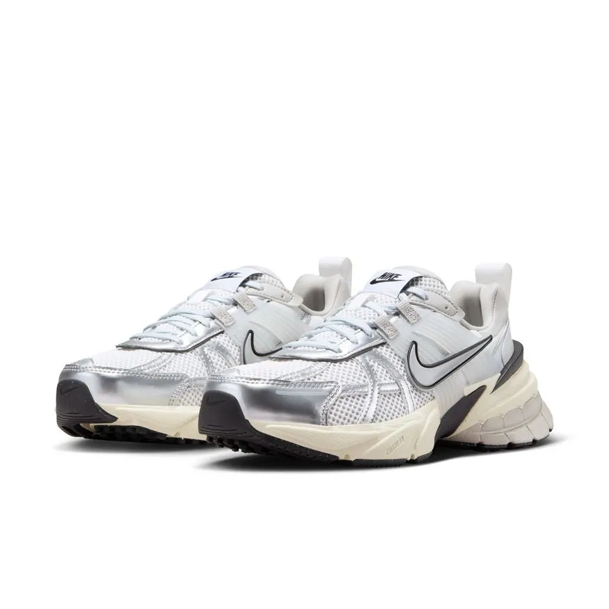 Retro Mood Flexible Fit Busy Professionals W Nike V2K Run FD0736-100