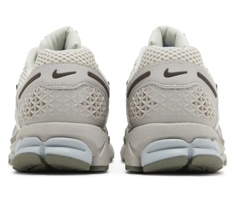 Free Motion Resilient Touch Men??s Nike Zoom Vomero 5 SE (Light Orewood/Brown)