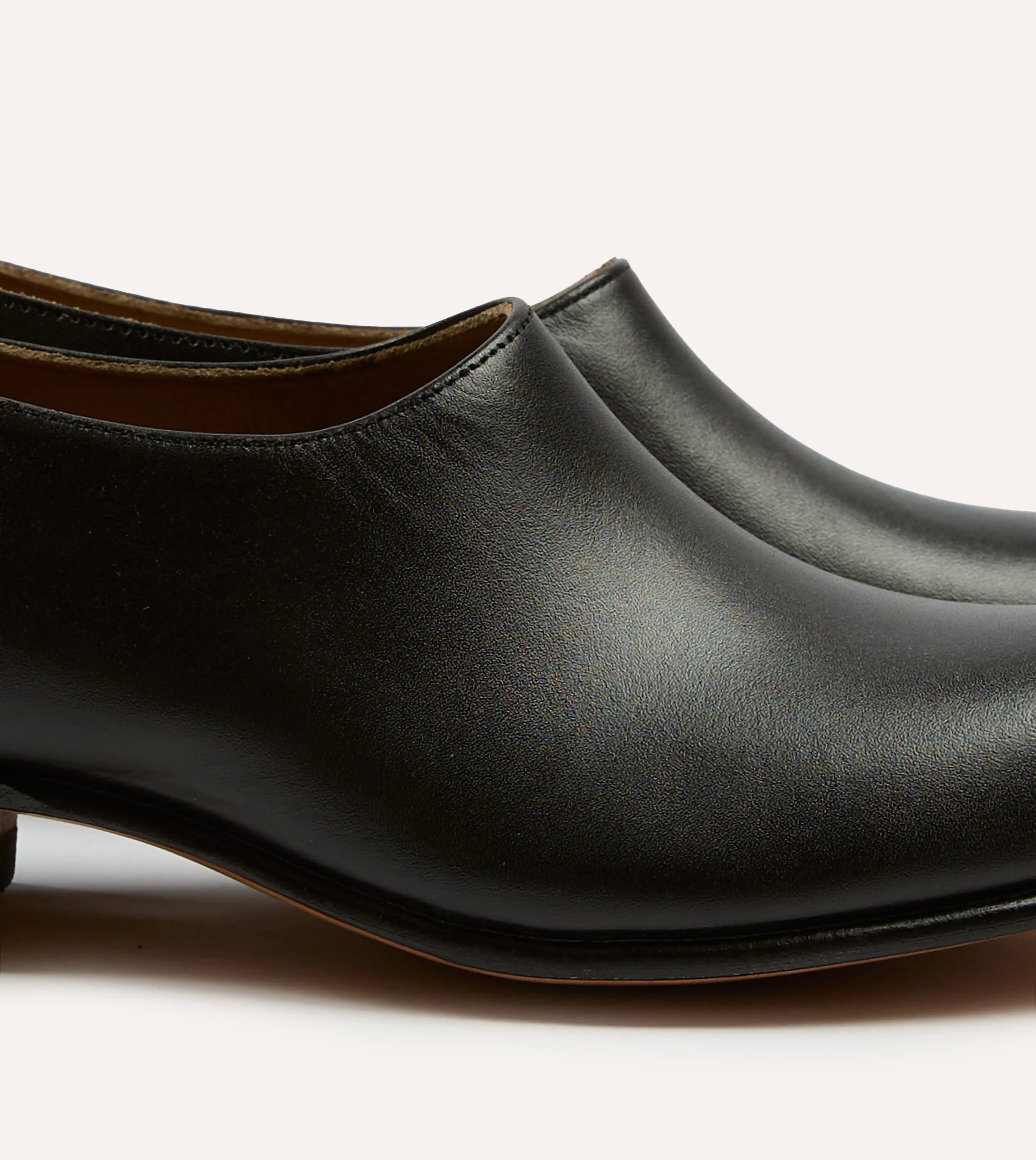 Global Traveler Chamula Black Leather Saarinen Shoe