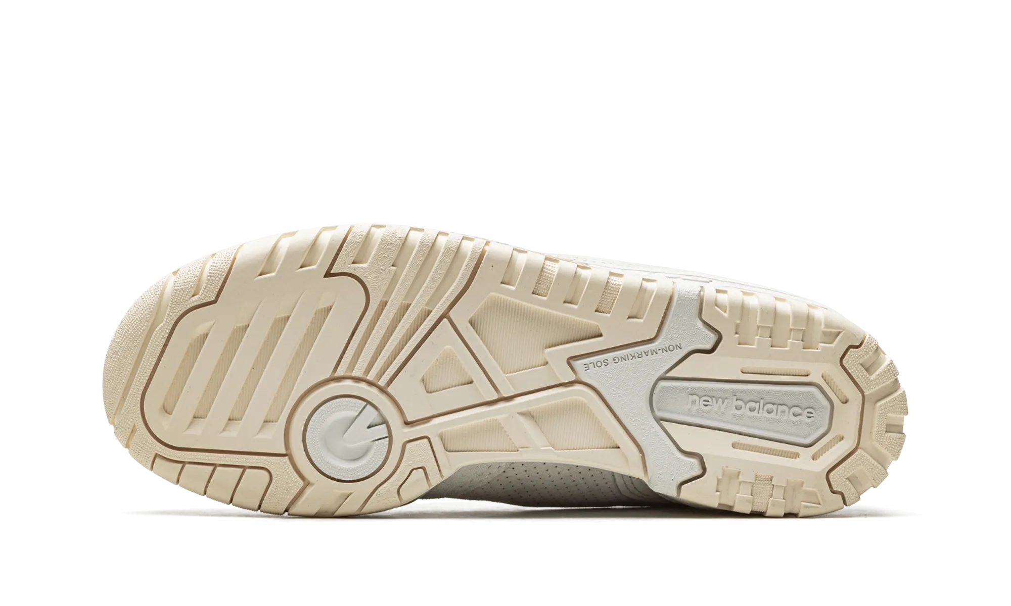 550 WMNS "Sea Salt / Macadamia Nut" running on a clay track shoes athletes' choice