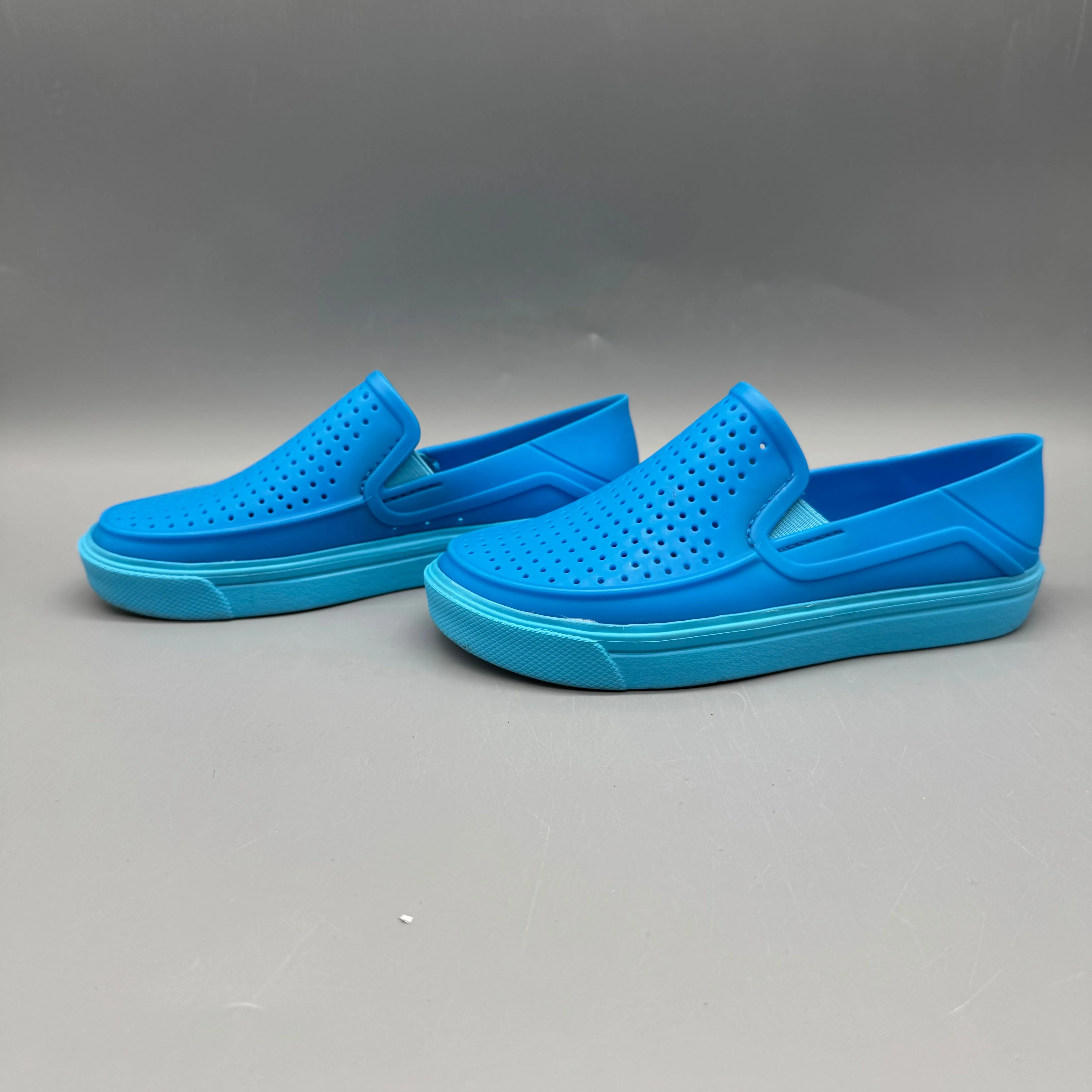 Advantageous Crocs / Sandals / US13