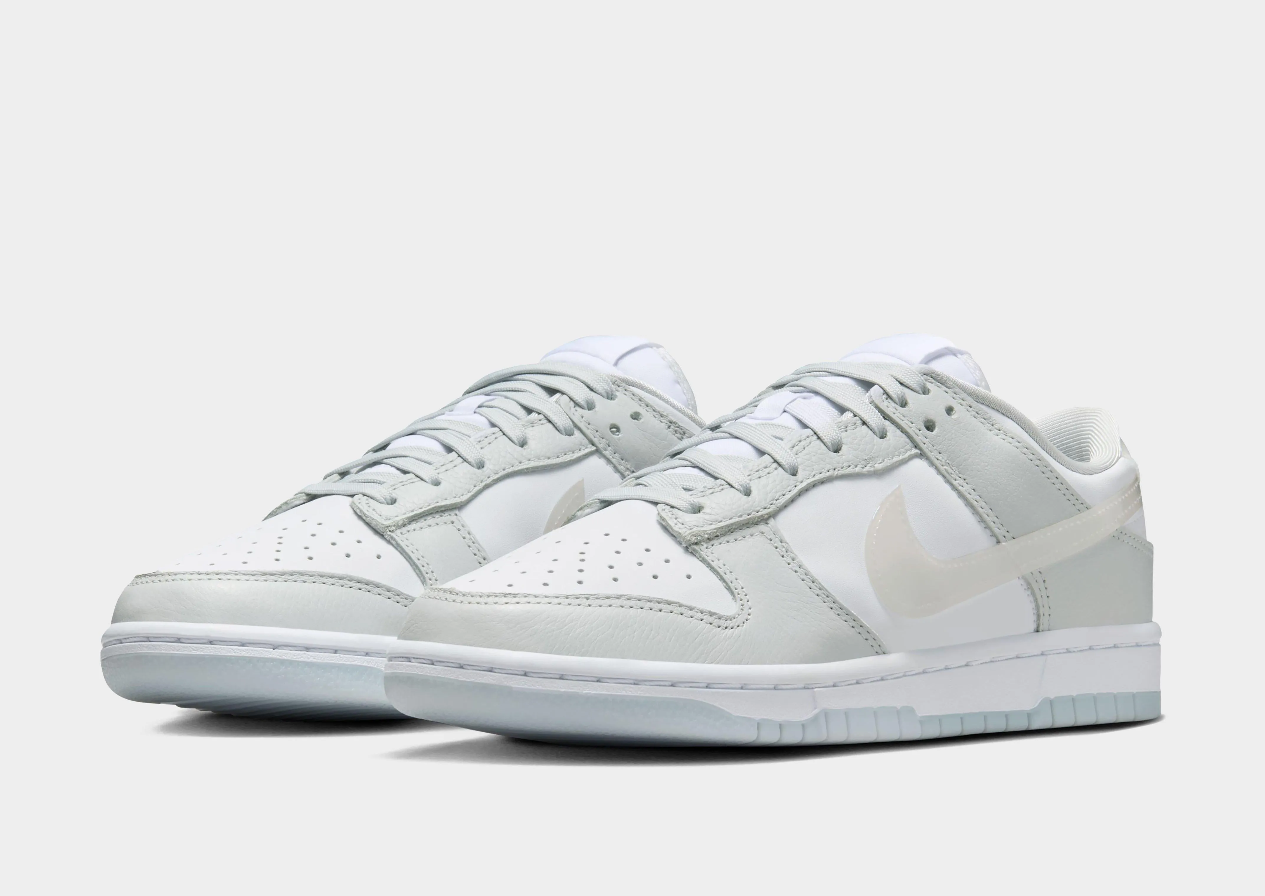 Dunk Low Women's Relaxed Design Strong Stride