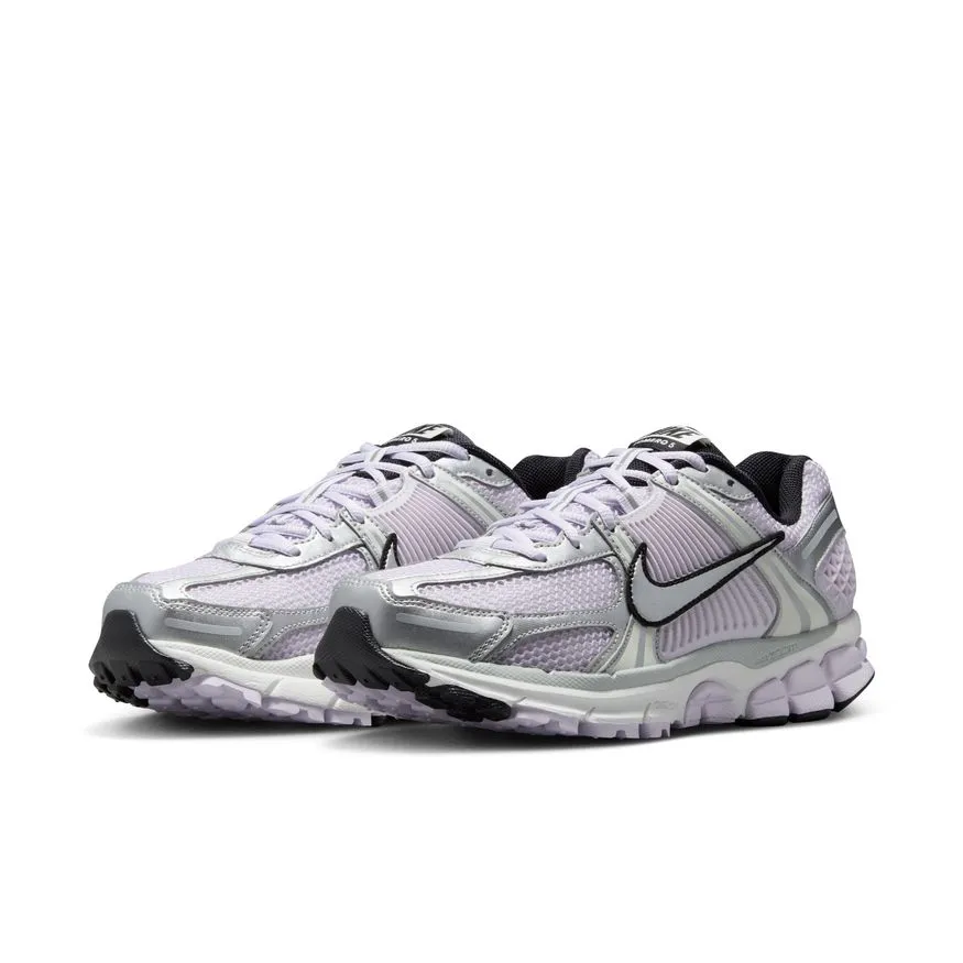 Curve Hug Shine Tone W Nike Zoom Vomero 5 IB7253-500