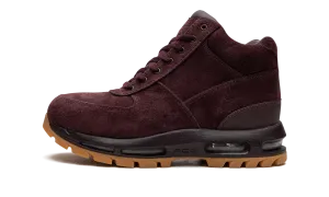 Air Max Goadome "burgundy" running with a water bottle