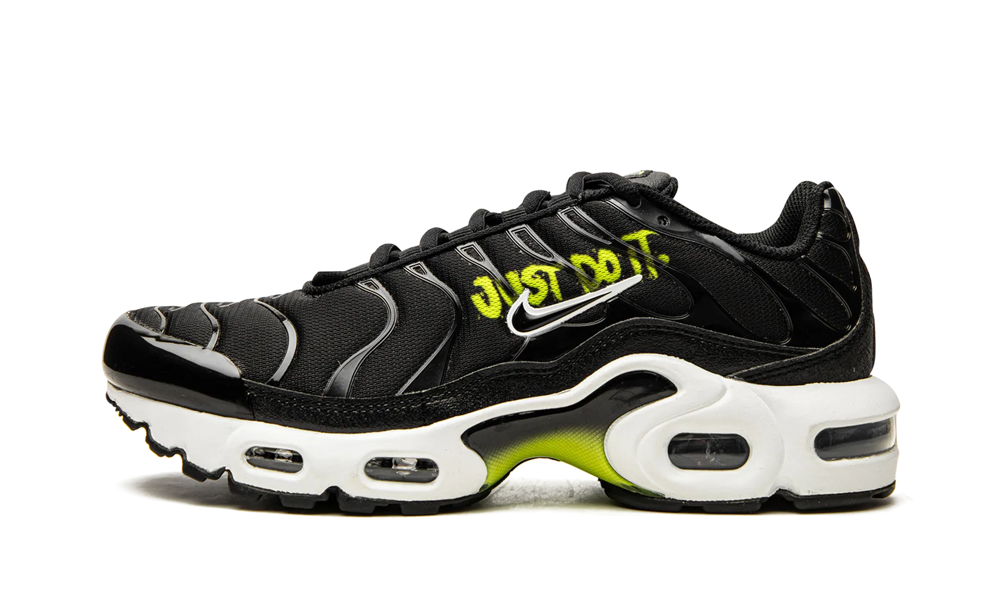 Air Max Plus GS "Black / Volt" running in the countryside Half - size down