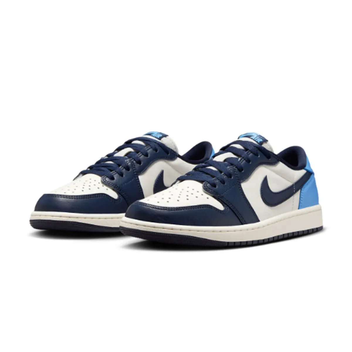 Air Jordan 1 Retro Low 'Obsidian' snowy - day shoes All-around silhouette