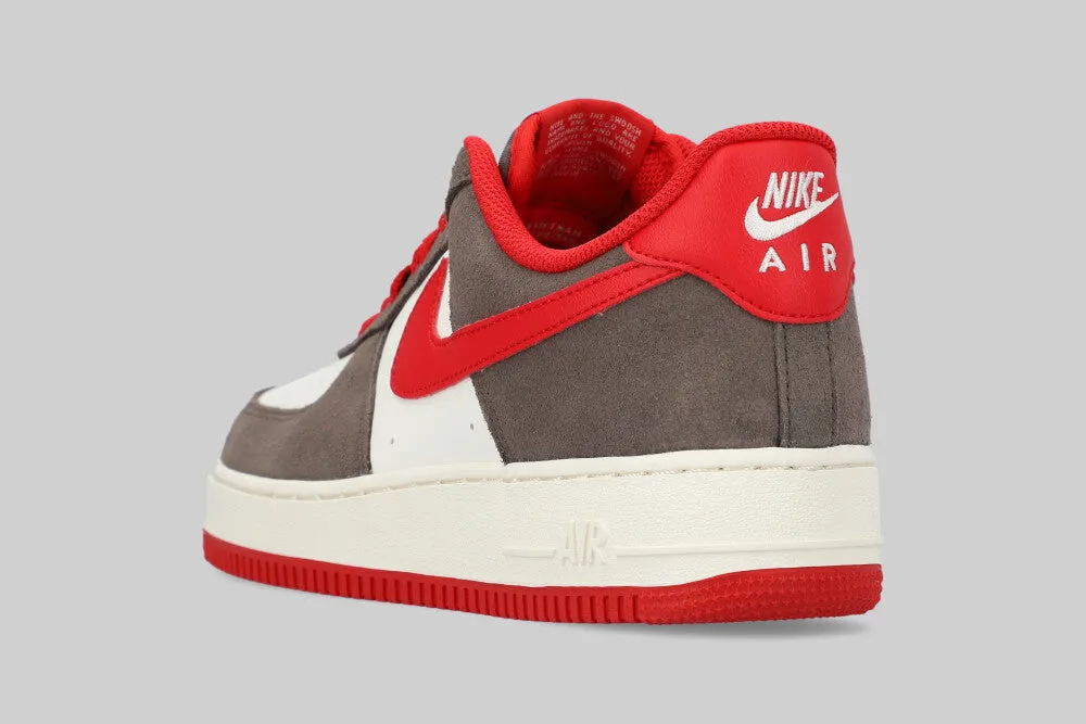 Slip-resistant fit Stable Form Nike Air Force 1 Low '07 LV8 'Cave Stone and University Red'