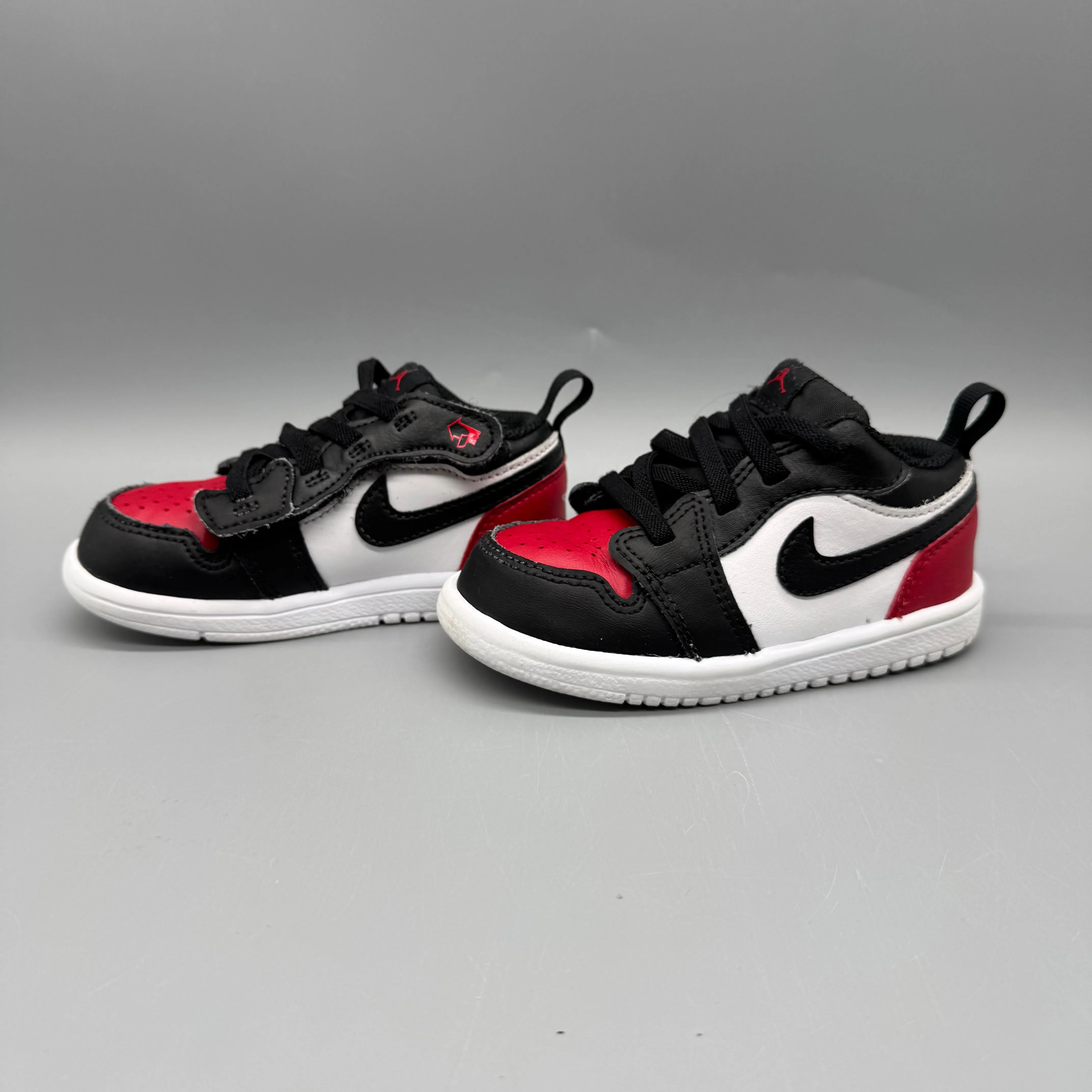 fewest narrow-fit Nike / Jordan / Running Shoes / US7