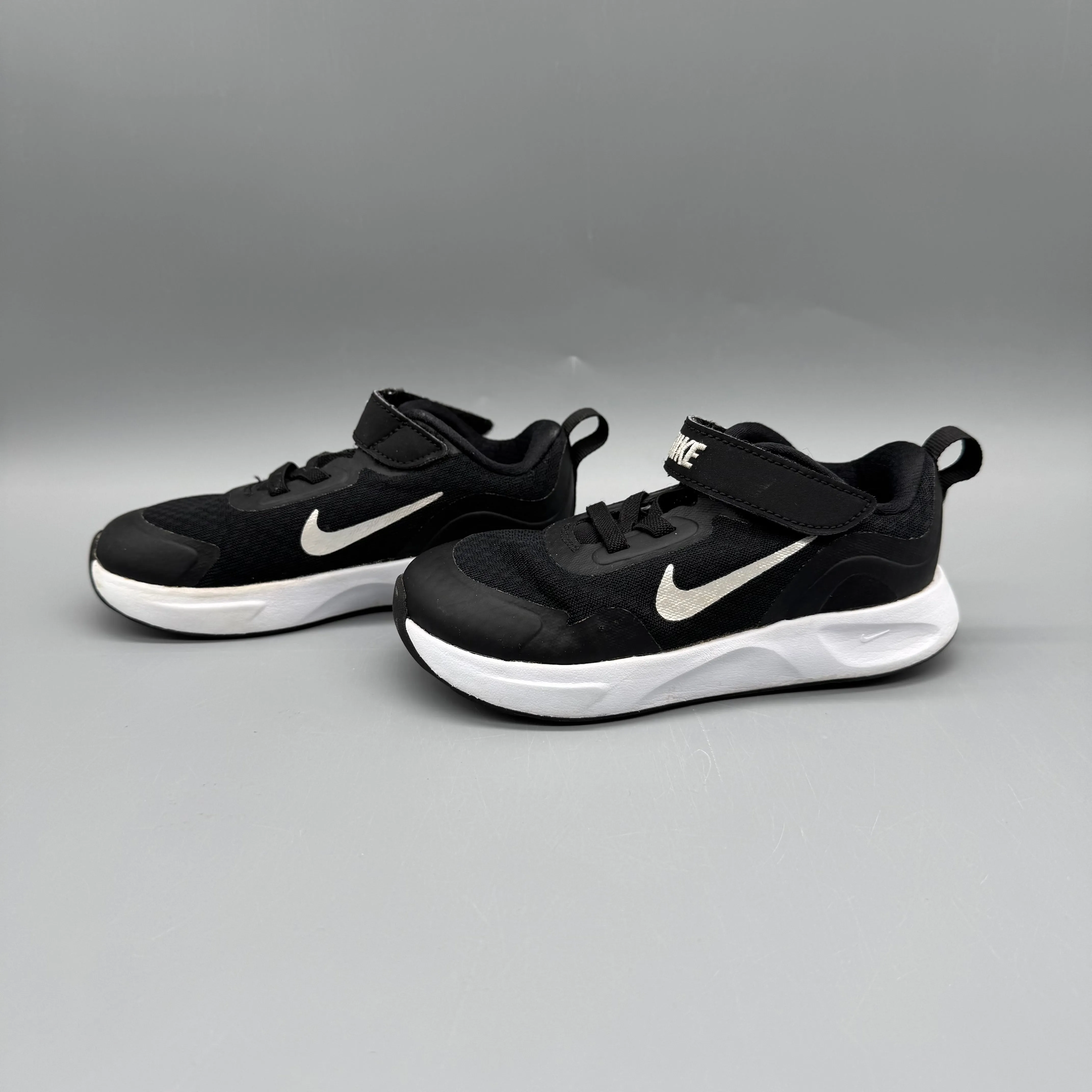 Nike / Running Shoes / US9 affordability - level Statement Piece