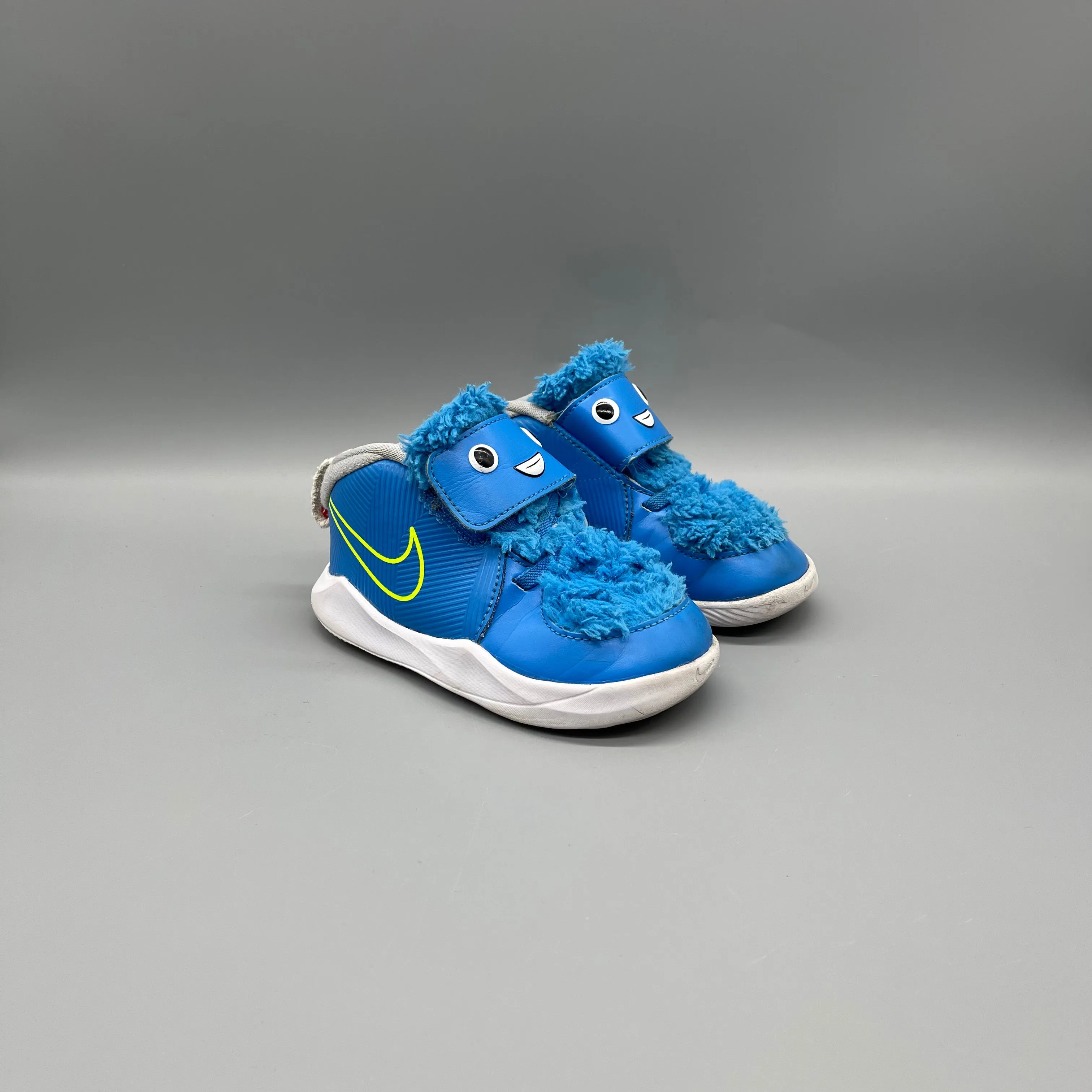 Nike / Team Hustle D 9 Lil Fast n Furry / Runner / US8 Elegant monochromatic