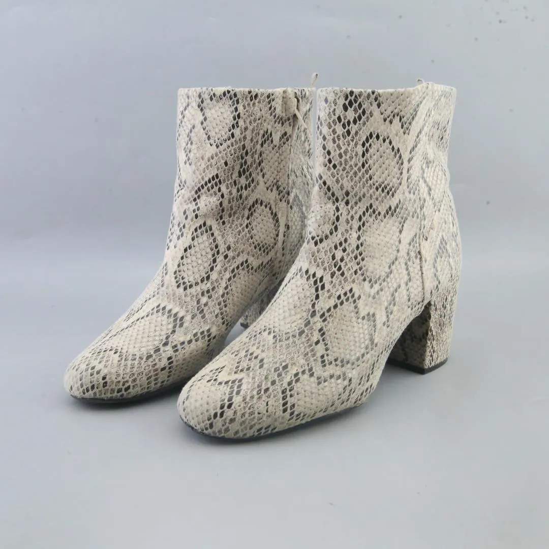 Stylish Heel OLD NAVY .