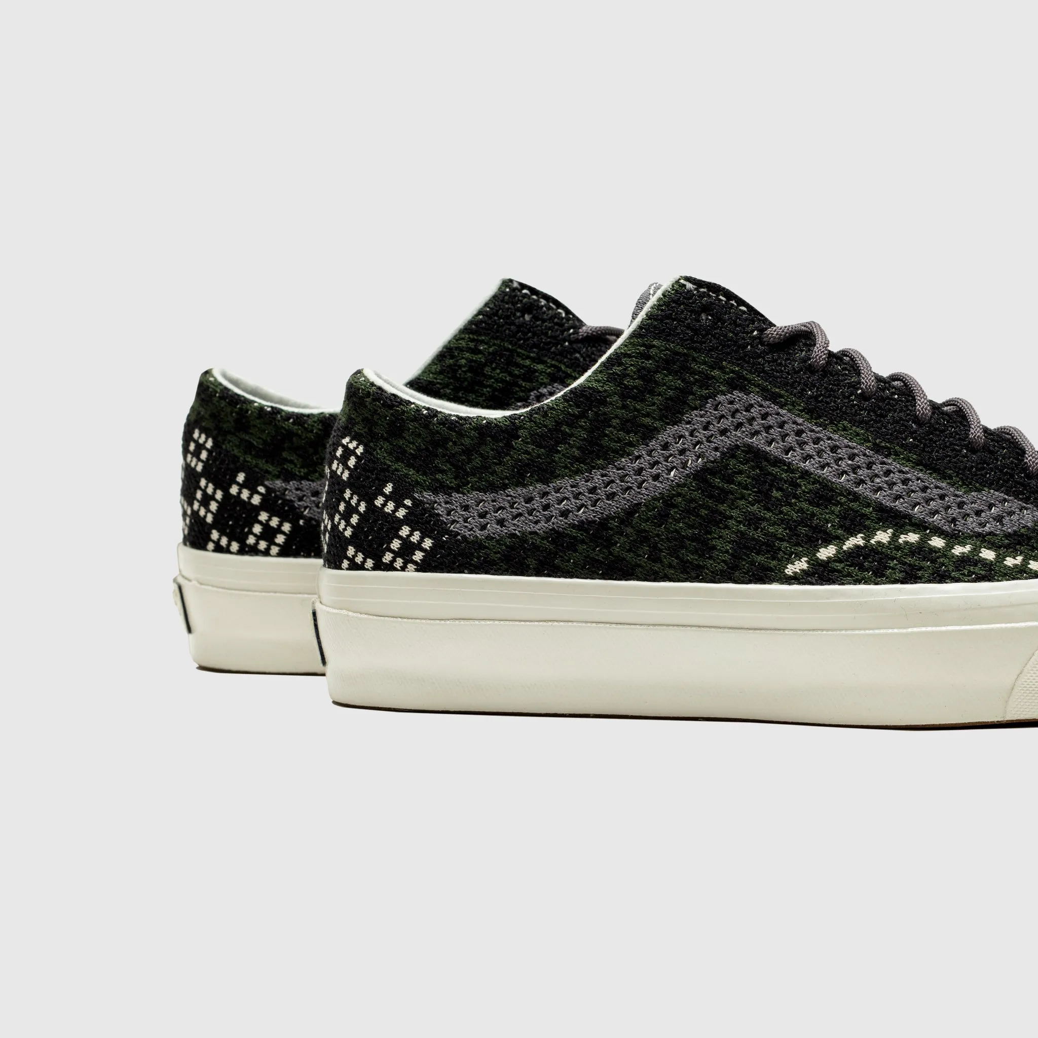 OLD SKOOL 36 EK LX Stretch Step Padded Tongue Construction