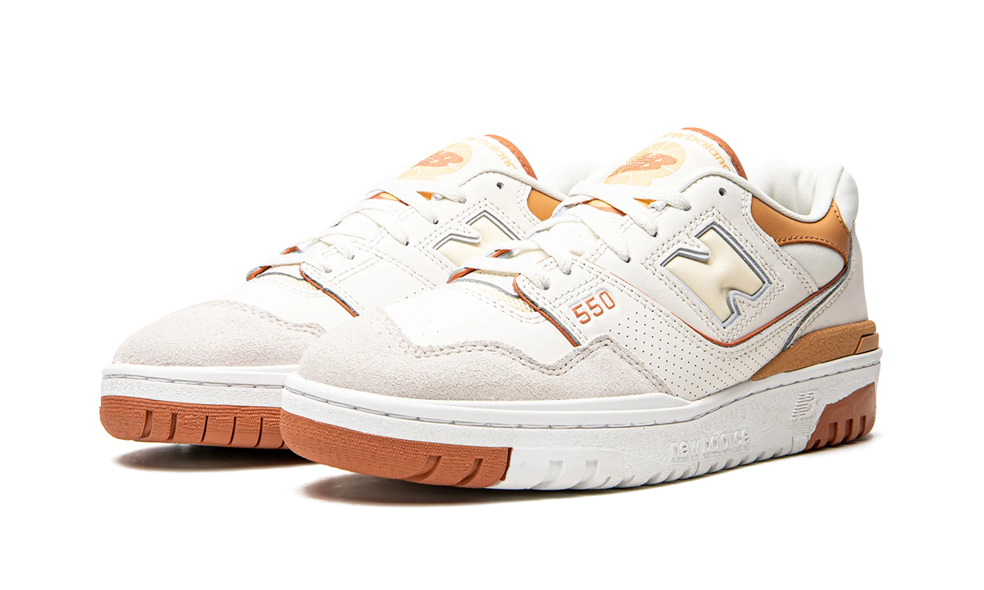 550 WMNS "Au Lait" running with a hat loose fit shoes