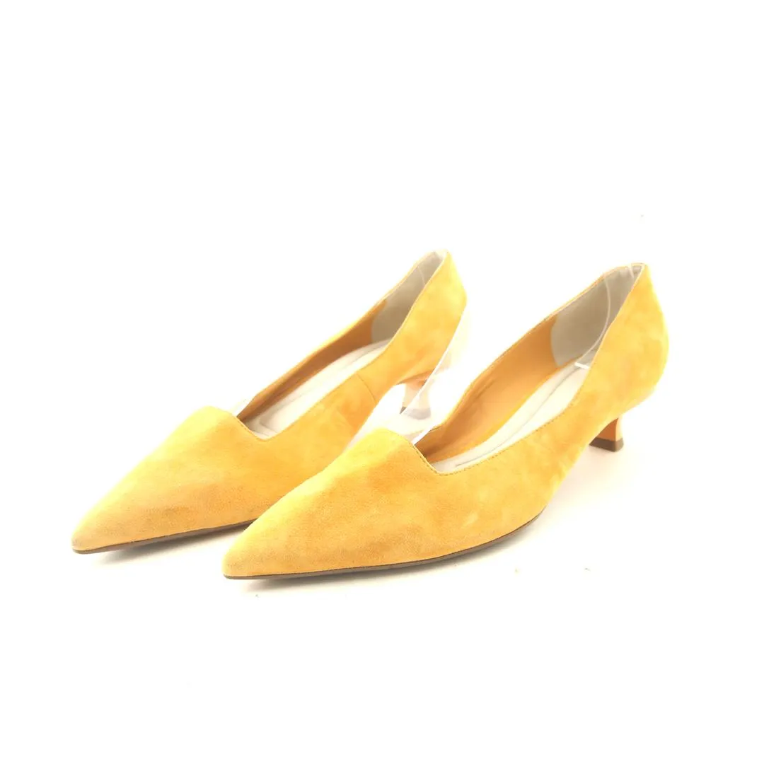 SARTO. MARTA Romantic Spark Chic Look