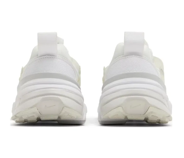 Soft Form Slip Resistant Tread Women??s Nike V2K Run (White/Metallic Silver)