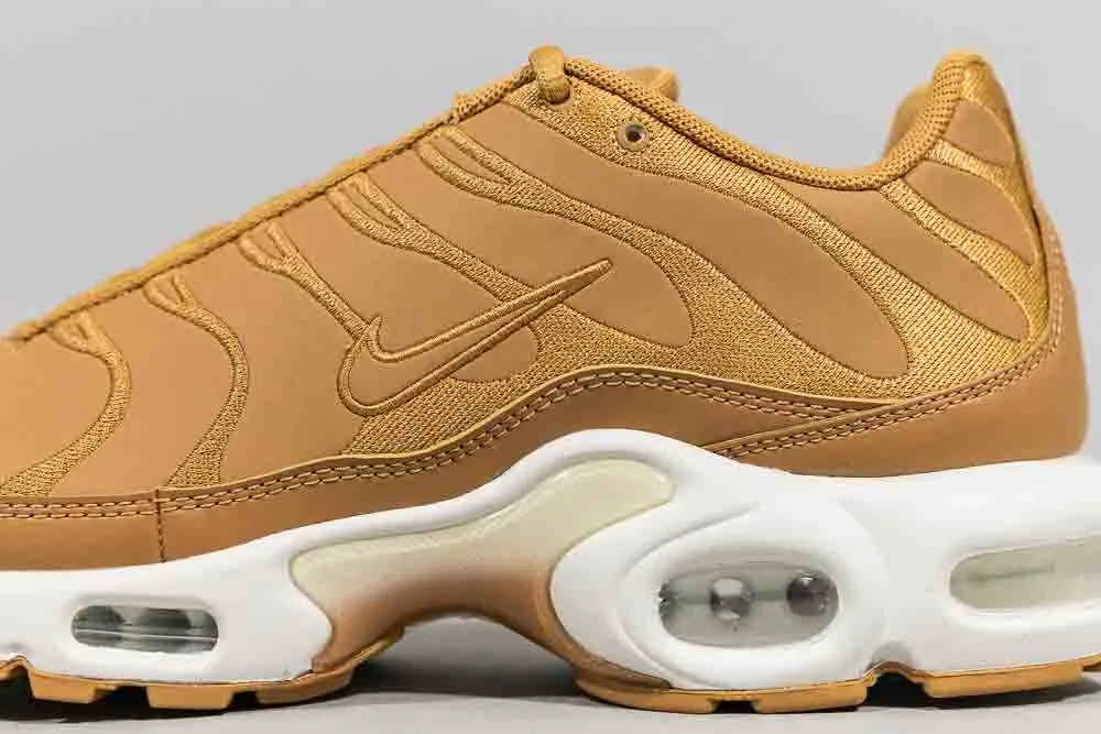 Nike Air Max Plus 'Flax Sail' professional runner