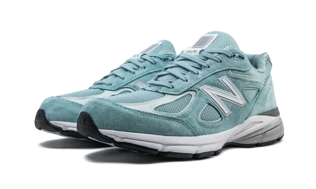 990 V4 "Mineral Sage" running with a GPS tracker