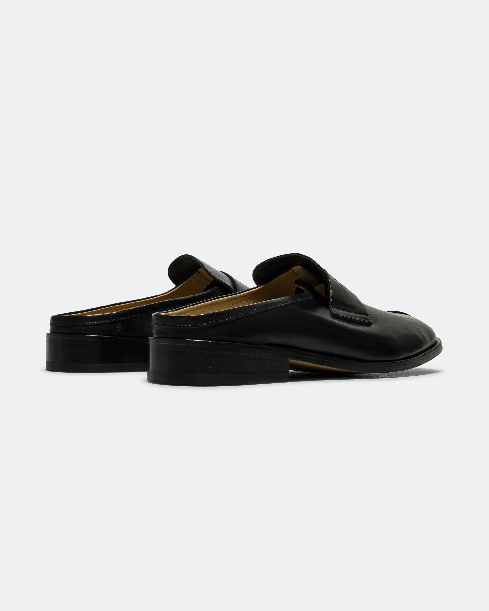 Durable Outdoor Shoes All-Age Fit Shiny Leather Slipper - Black