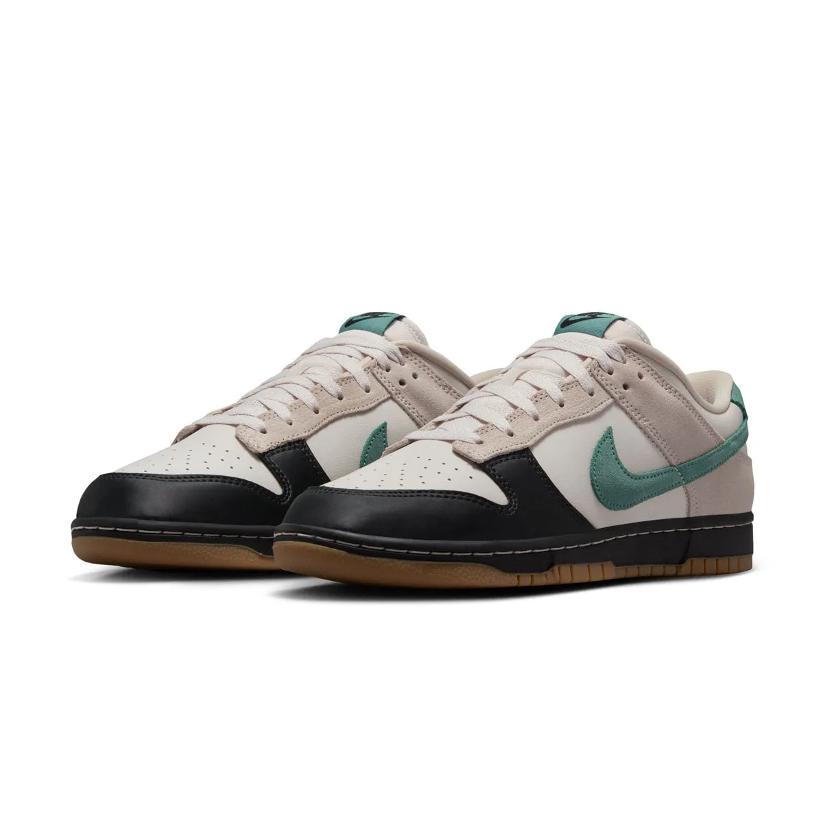 Multi-functional materials Dunk Low 'Black Toe'