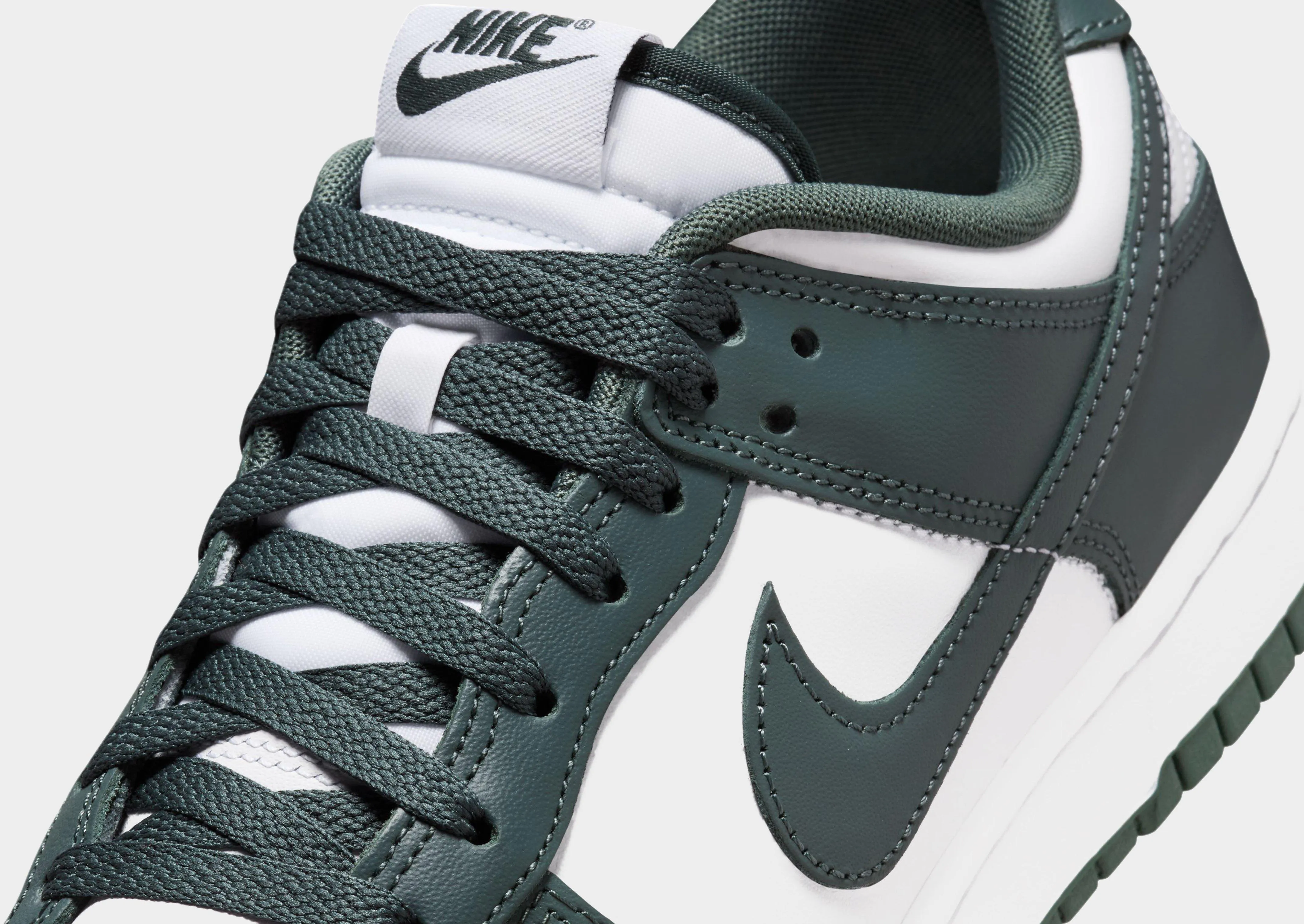Dunk Low Retro Lake Jog Comfortable ankle support