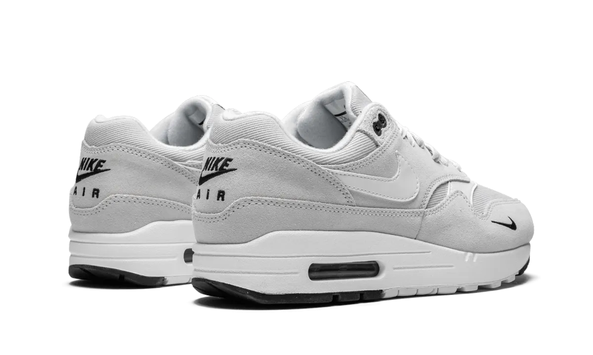 running in a nature reserve shoes foot - fatigue - reduction Air Max 1 Premium