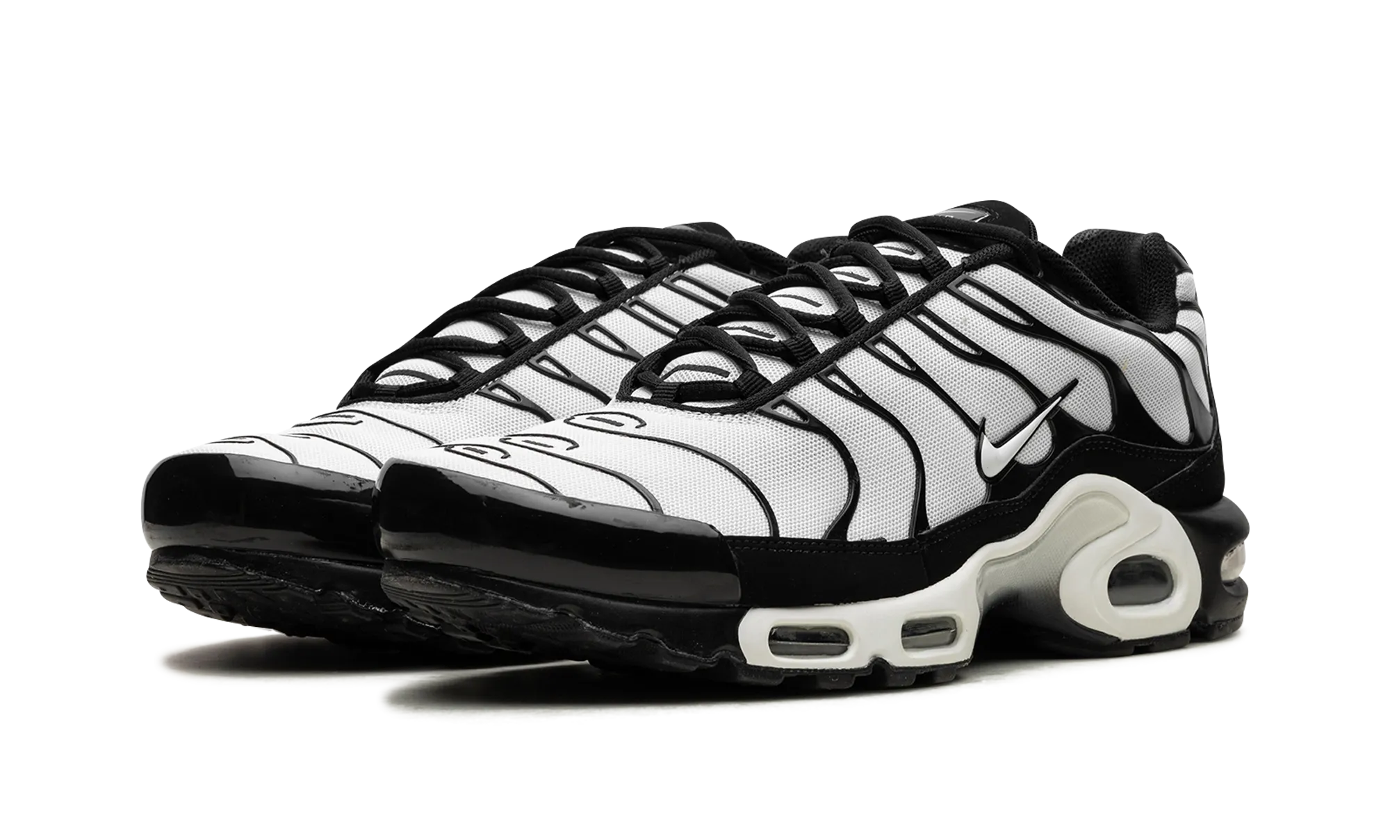 Air Max Plus "Oreo" heel - cup shoes running during sunrise