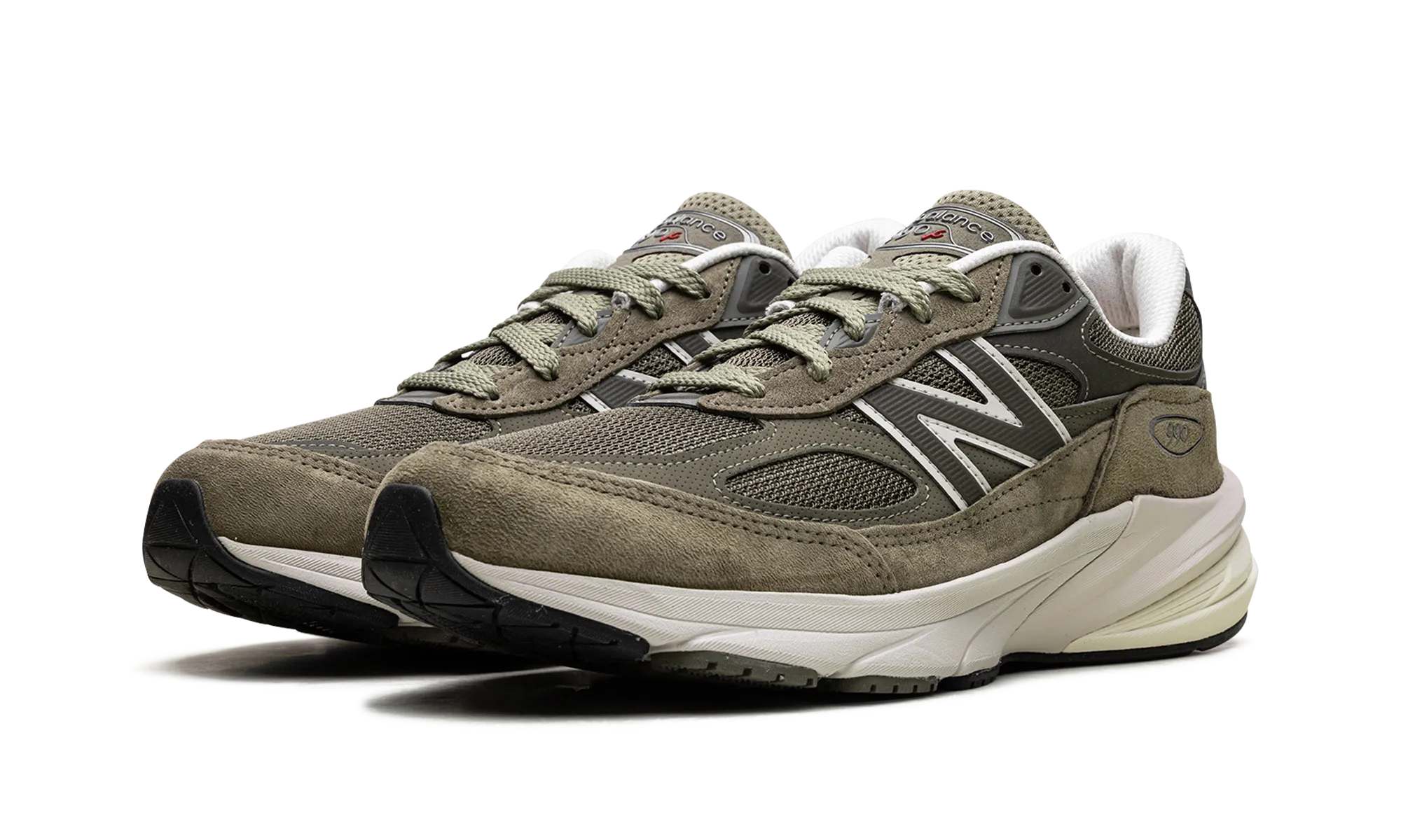 990v6 "True Camo" running in a marsh area shoes