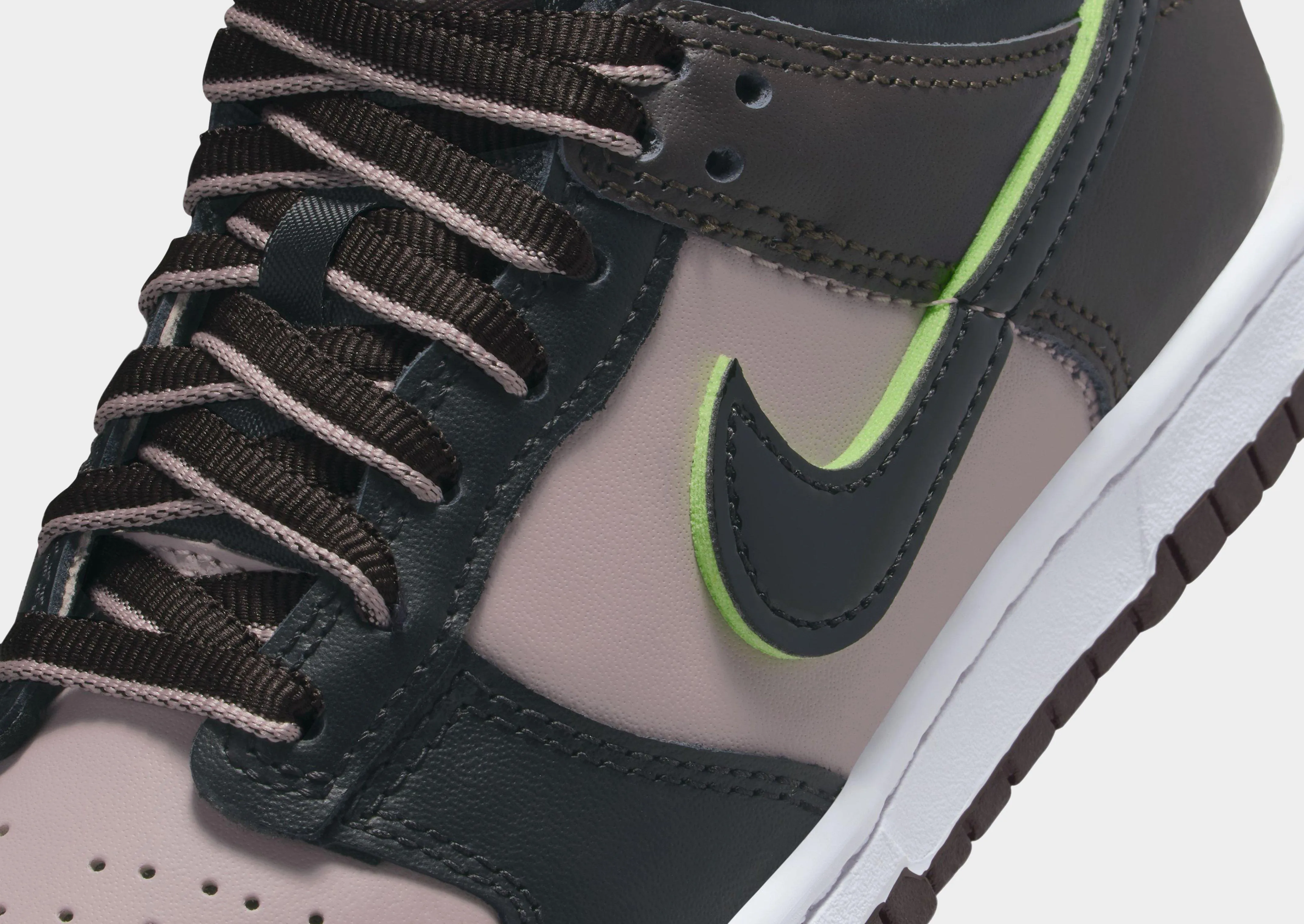 Dunk Low SE Junior's Urban Dailywear