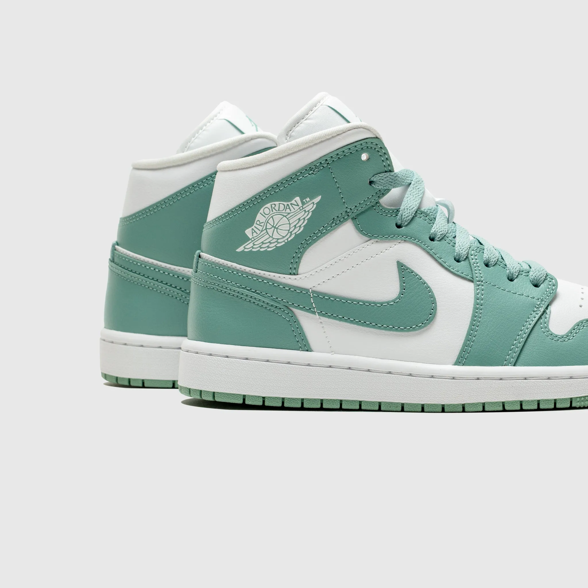 Cushioned ride Lean Fit WMNS AIR JORDAN 1 MID "CANNON"