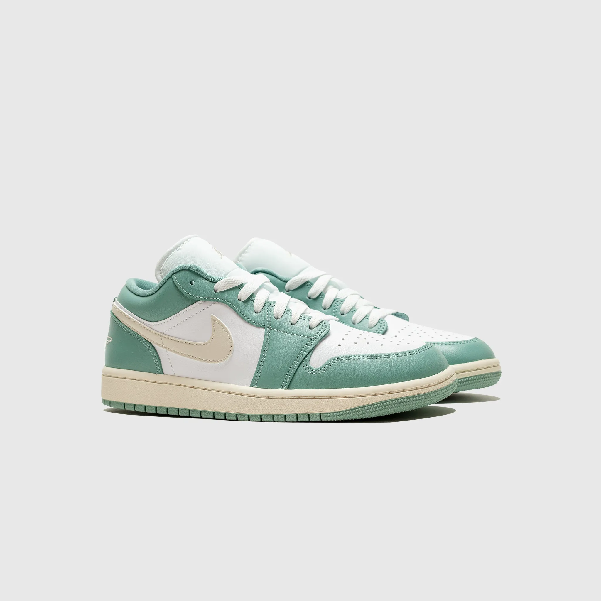WMNS AIR JORDAN 1 LOW "CANNON" adjustable lacing system Responsive bounce