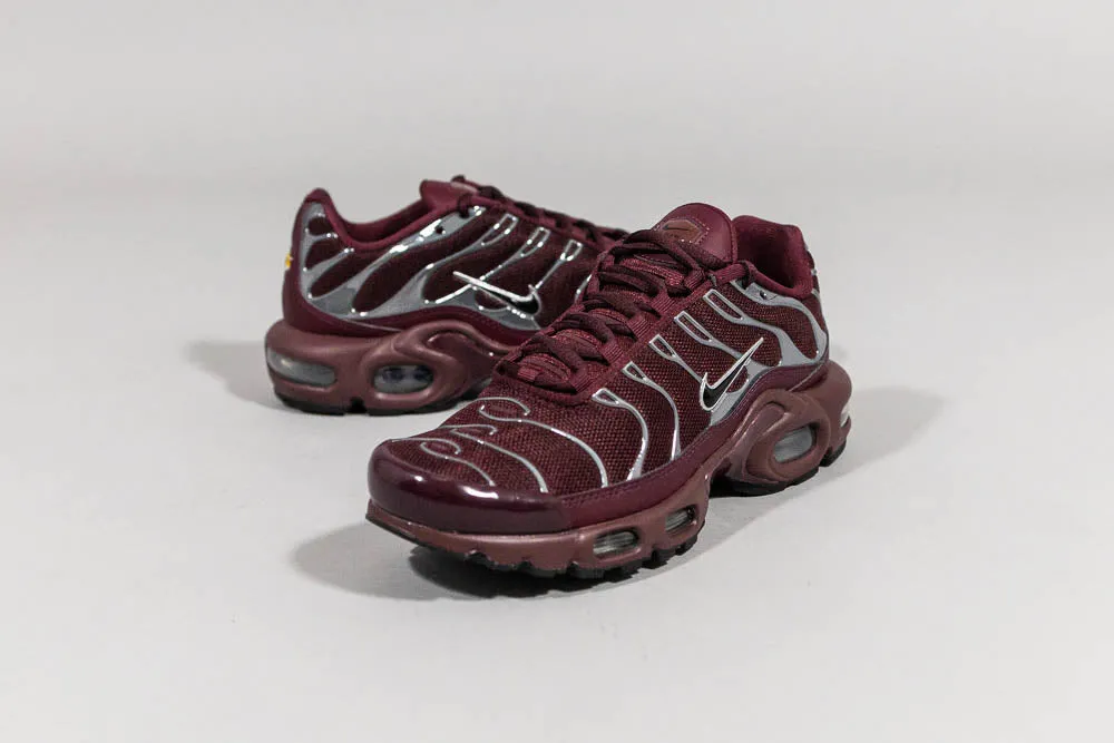 Women's Nike Air Max Plus SE 'Night Maroon' Energetic running in a chairlift area shoes