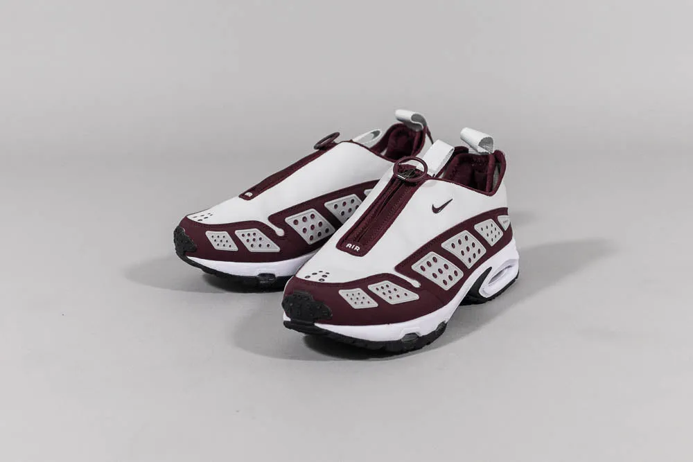 pom - pom - decorated running shoes Agile Fit Women's Nike Air Max SNDR 'Night Maroon'