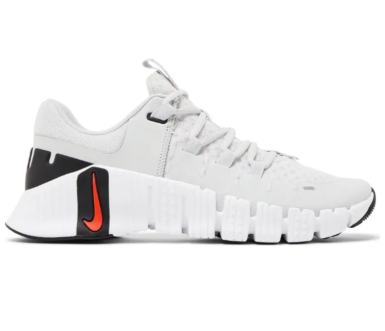 Anti Slip Tread Design Walk Strong Women's Nike Free Metcon 5 (Photon Dust)