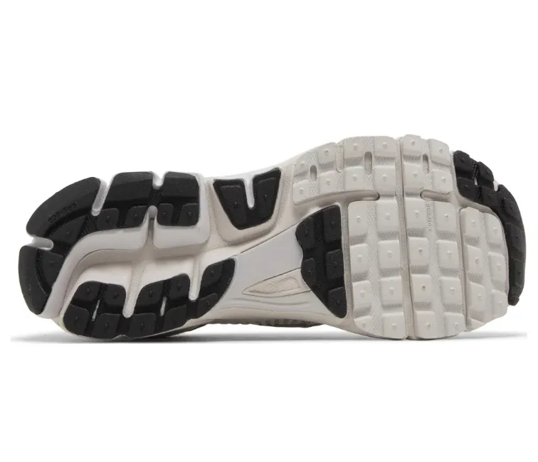 Zip Up Style Weather Resistant Finish Women's Nike Zoom Vomero (White/Vast Grey)