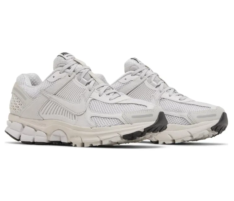 No Limits Easy Travel Women's Nike Zoom Vomero (White/Vast Grey)